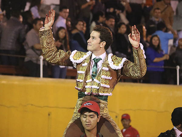 Sali� a hombros de los aficionados