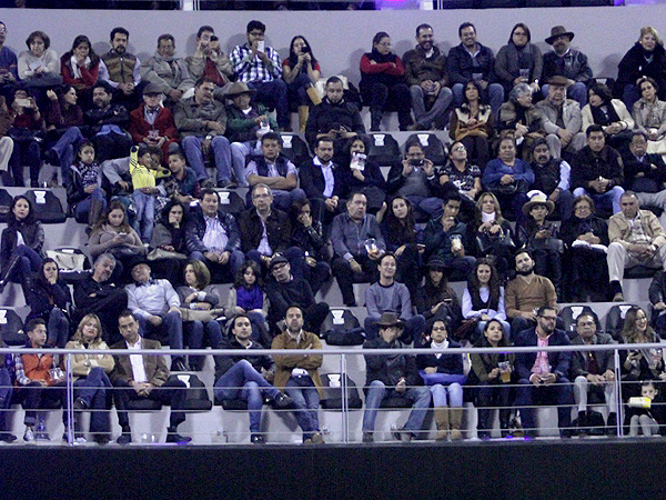 La gente en los tendidos