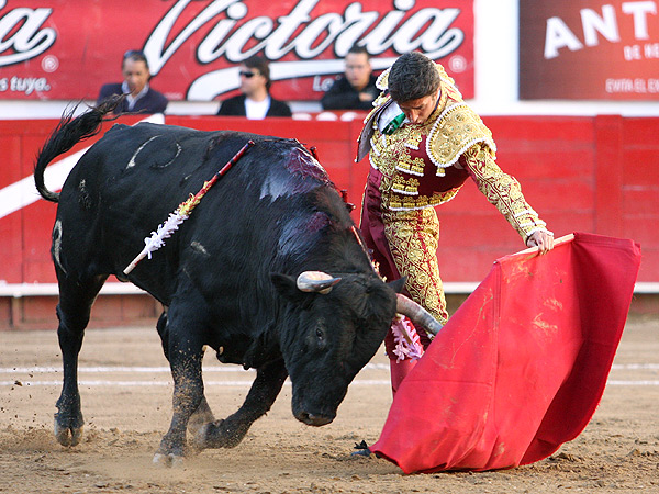 Se acomod� con la zurda