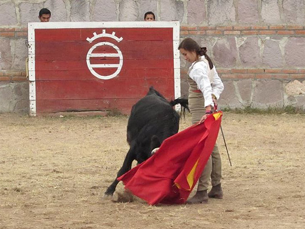�ngeles, toreando
