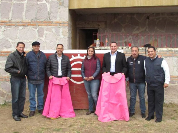 El alcalde, con un capote