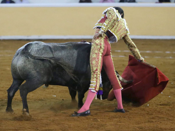 Alargando el muletazo