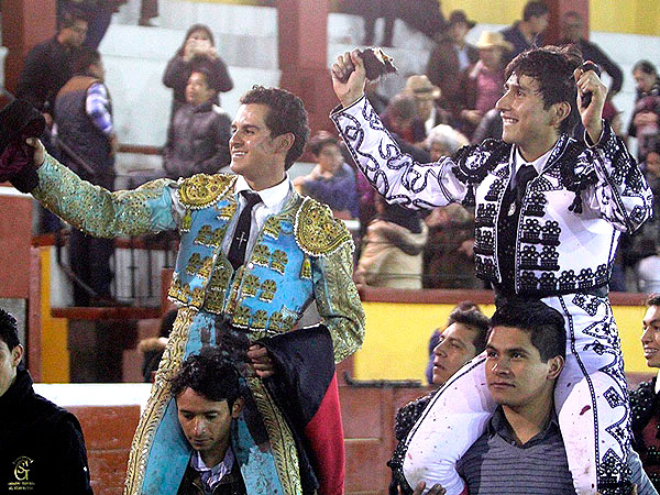 Los tlaxcaltecas, a hombros