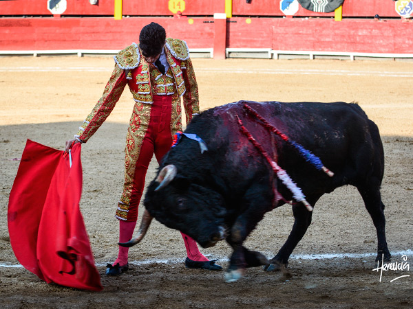 Asentado, con el comp�s abierto