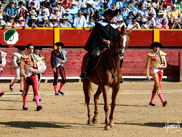 El pase�llo de los dos espadas