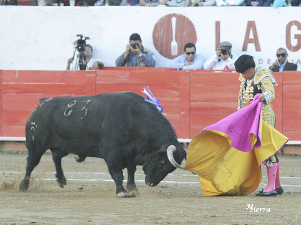 Lo recibi� con templados lances