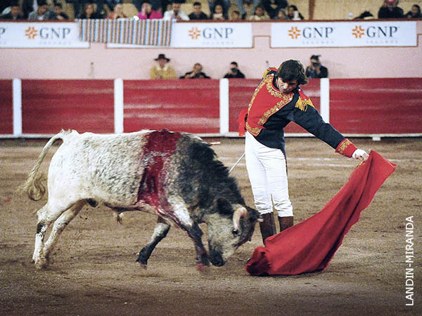 Naturales a pies juntos