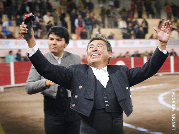 Feliz de la vida con la oreja