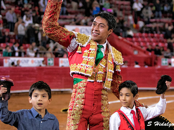 Sergio Flores motivando a la ni�ez